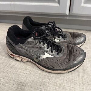 Men’s mizuno size 9 wave rider 21 running shoes
